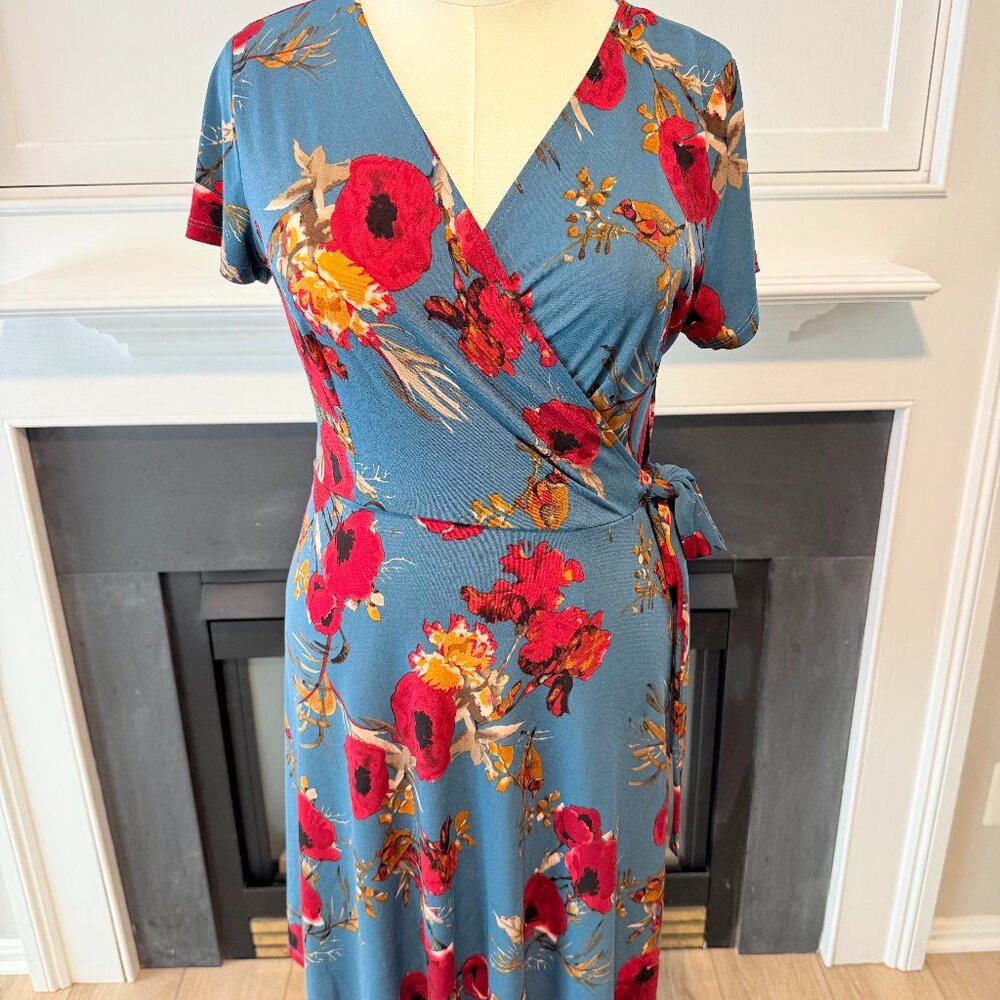 💐 Kaileigh Blue Floral Wrap Dress – Size Medium 🌸